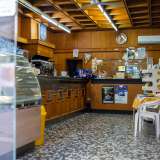 Mariella ci invita ad entrare nel locale. Ci ritroviamo in un ambiente rimasto fermo nel tempo, con un arredamento �vintage� risalente agli anni 70